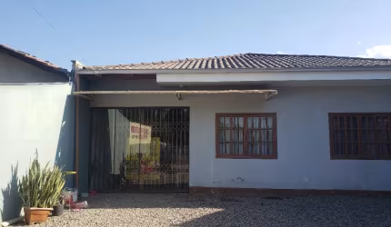 CASA COM 2 QUARTOS,VAGA COBERTA PARA ALUGAR NO JARDIM IRIRIU SÓ 2.000 +TXS