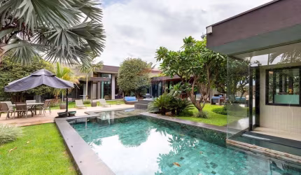 Casa mobiliada a Venda Residencial Fazenda Santa Maria 4 suítes, sendo 3 com closet, escritório, piscina aquecida, sauna, escritório