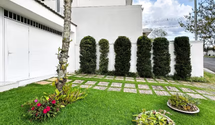 Casa de condomínio para venda tem 220 metros quadrados com 6 quartos