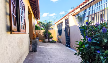 Uma casa admirável na melhor localização do Vale do Ipê. R$ 880.000,00
