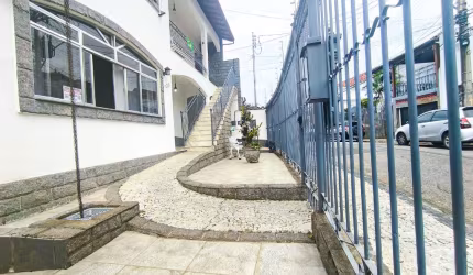 Duas casas à venda  para quem deseja morar perto de seus familiares. Por  R$ 1.800.000,00