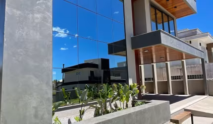 Excelente Casa 250m2  alto padrão 4 Quartos sendo 3 súites