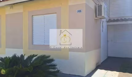 Casa com 3 Quartos em Condomínio Fechado