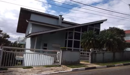SOBRADO À VENDA NO CONDOMÍNIO ARUJÁZINHO III - 3 SUÍTES - PISCINA - CHURRASQUEIRA - QUINTAL - 6 VAGAS.