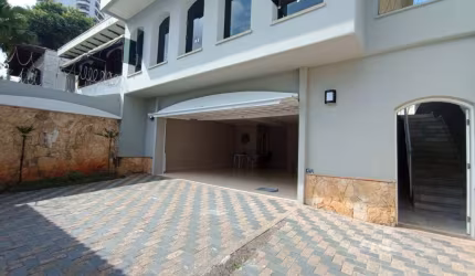 Casa assobradada reformada na Vila Rosália, com 3 dormitórios 5 vagas na garagem,  piscina e churrasqueira.