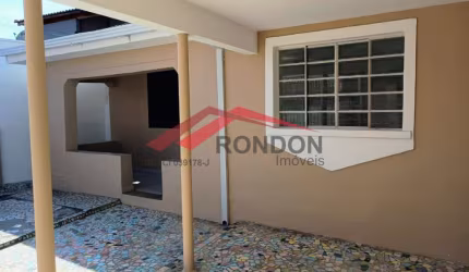 Casa térrea reformada na Vila São Jorge. Possui 2 dormitórios e 3 vagas