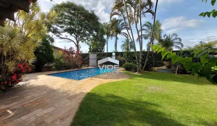 VENDO EXCELENTE CASA EM CAMPINAS NO GRAMADO EM BUCÓLICO CONDOMÍNIO COM TRÊS QUARTOS SENDO UMA SUÍTE E PISCINA.