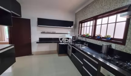 Casa térrea em Condomínio, Sousas, Campinas-SP: 2 Quartos, 2 Suítes, 3 Salas, 2 Banheiros, 4 Vagas - 219,18 m²