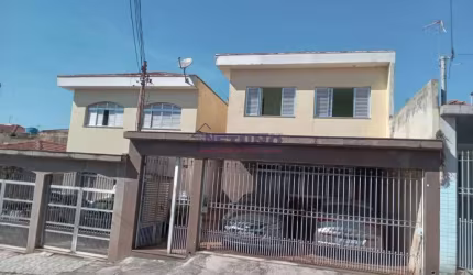Sobrado espaçoso na Vila Medeiros com 03 dorms, sala espaçosa, 02 wcs, 03 vagas+ 02 casas nos fundos
