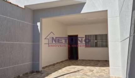 Sobrado novo na Vila Nivi com 03 suítes, sala de estar, cozinha, lavanderia, 02 vagas em ótimo local