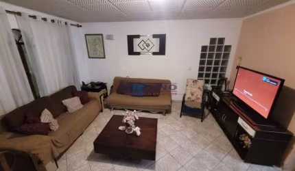 Sobrado na Vila Medeiros com 04 dorms, 01 suite, sala de estar, cozinha, wc, edícula e 02 vagas.