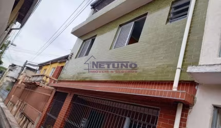 Sobrado em Via Particular no Jardim Brasil com 03 dorms, 02 wcs, espaço para 01 vaga, ótimo local.