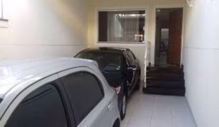 Sobrado seminovo na Vila Éde com 03 suites,sala de estar, acabamento de 1ª, 02 vagas, arm.embutidos.