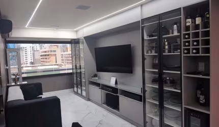Apartamento com 2 quartos, todo reformado, porteira fechada no bairro de Tambaú.
