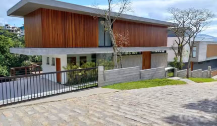 Casa para Venda em Garopaba, Centro, 3 dormitórios, 3 suítes, 4 banheiros, 2 vagas