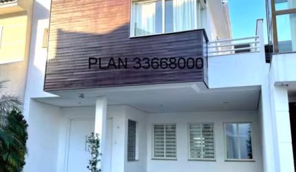 Casa de luxo no Condomínio Ecoville: 3 quartos, 1 suíte, 3 salas, 4 banheiros, 4 vagas, 229,53 m² - Porto Alegre-RS.