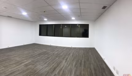 Sala Comercial com vaga em frente ao fórum trabalhista da Barra Funda  a venda por R$378.600,00