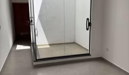 Sobrado,  03 dormitórios com uma suíte, banheiro  social, sala ampla com lavabo .