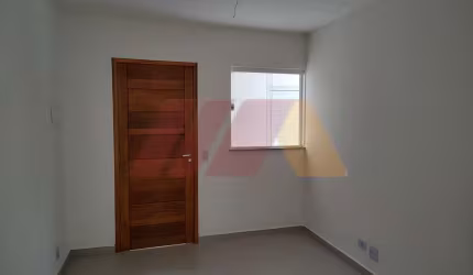 Apartamento de 2 dormitórios, sala ,cozinha, banheiro e lavanderia com armários.
