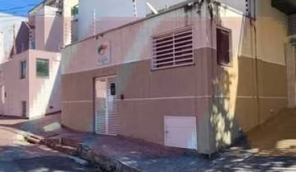 Sobrado em condomínio fechado com 3 dormitórios, sendo 1 suíte e 2 vagas, na Vila Mazzei.