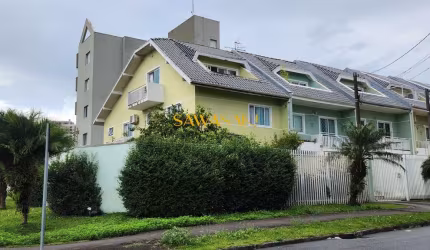 Sobrado à venda no bairro Capão Raso - Curitiba/PR