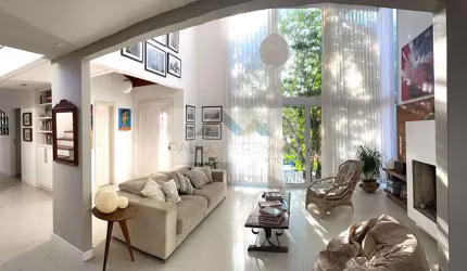 Casa à venda em Sambaqui, Florianópolis: 160m², 4 suítes, 4 banheiros. Conforto e exclusividade por R$3.000.000.