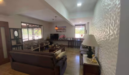 Casa tipo Apartamento de 03 Quartos + (Anexo com 02 quartos) toda reformada em porcelanato colada à Rua das Pedras