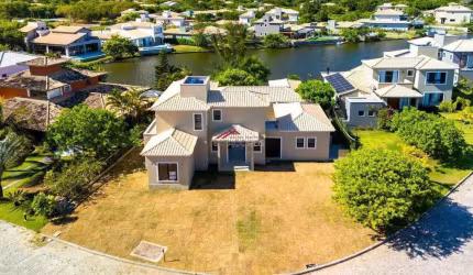 Casa com 4 suítes na beira do lago.