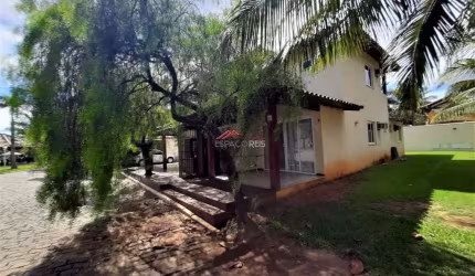 Casa de condomínio com 04 suítes, área privativa, a 300M da praia de Manguinhos.