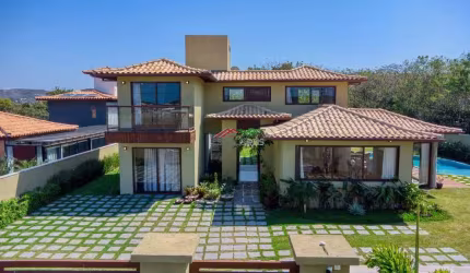 Linda casa recém construída em terreno de 1000M², com 05 suítes, piscina e área gourmet, no Centro da Cidade, a 950m da rua das Pedras