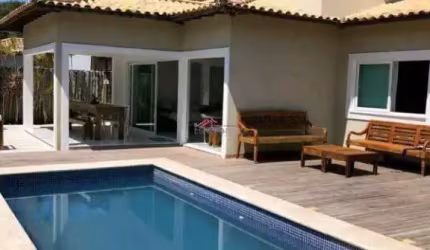 Casa moderna e independente, dentro de condomínio, com 05 quartos sendo 04 suítes, no Centro de Búzios ,