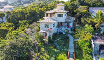 Casa à venda na Ferradura com 05 suítes, à 200m da praia