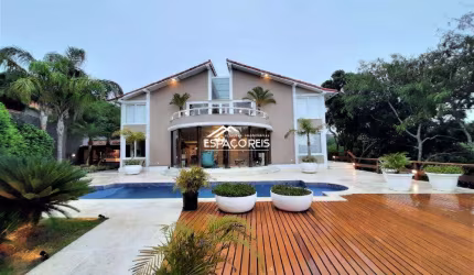 Mansão de 600m de área construída, na Ferradura com vista mar, 06 quartos, piscina e a 30M da areia da praia.