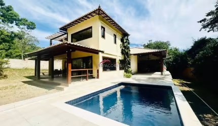 CASA COM PISCINA E 400 M2 DE ÁREA CONSTRUIDA