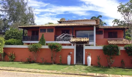LINDO IMÓVEL ENTRE A PRAIA DO FORNO E PRAIA BRAVA, COM 5 SUÍTES E EXCELENTE ÁREA DE LAZER EM TERRENO DE 2.000M².