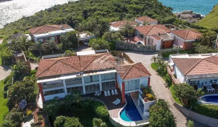 Casa de condomínio na Ferradura com vista mar.