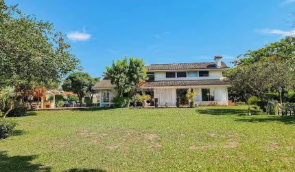 Casa a 30 metros da areia de Manguinhos