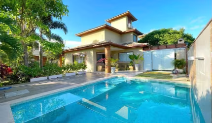 Linda casa em Condomínio de alto padrão a 150 metros da Praia.