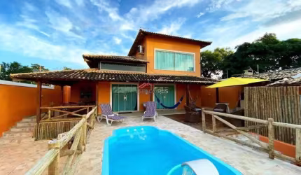 Casa com piscina e lazer privativo.