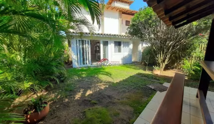 Ótima casa em condomínio com infraestrutura de lazer completa e a poucos metros da praia.