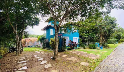 Casa com piscina privativa dentro de Condominio.