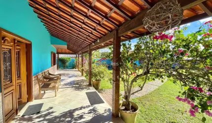 Propriedade Independente Próxima à Praia da Marina – Casa Espetacular com Área Verde e Placas Solares