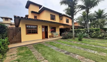 Aluguel anual em condomínio, a 20m da praia de Manguinhos, com 04 quartos, sendo 03 suítes e quintal privativo com espaço gourmet
