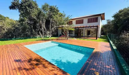 Casa com 5 suítes e lazer privativo.