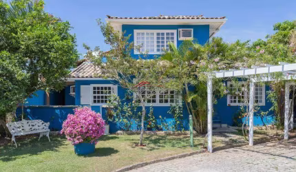 Linda casa com 5 suítes para aluguel em Manguinhos!
