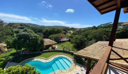 Belíssima Casa para aluguel a 300 m²da praia da Ferradura!