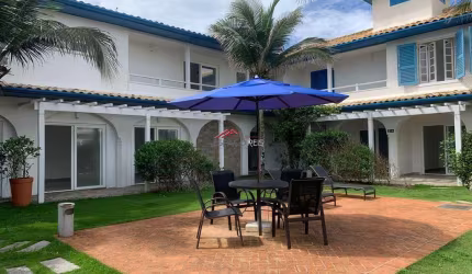 Flat com 1 suíte, vista para o jardim em condomínio frente-mar.