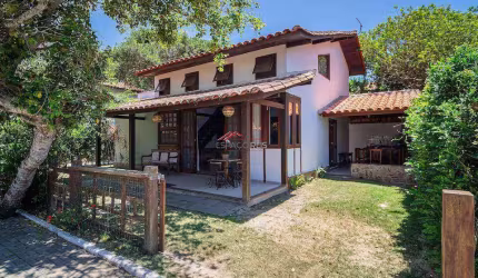 Vende casa em condomínio a 300m da praia de Manguinhos, com 04 suítes e quintal privativo com espaço gourmet