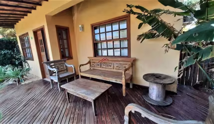 Aluguel de casa em condomínio a passos da praia de Manguinhos com 04 quartos e area privativa com espaço gourmet