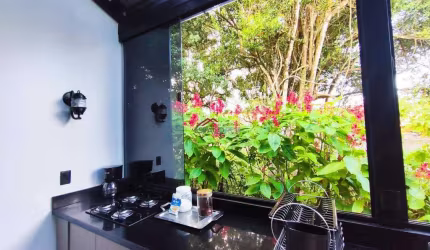 Casa em condomínio com 03 quartos e piscina para locação anual